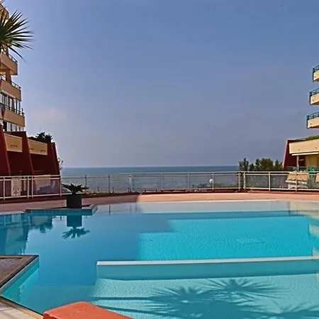 Apartment 4 Pers, Piscine, Parking, Climatisation En Bord De Mer - Fr-1-338-508 *